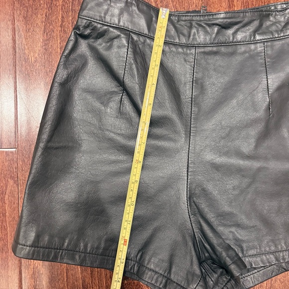 Vintage Women’s Black genuine leather shorts Chia Size 6 Classic 🔥Sexy Excellent - Picture 8 of 15